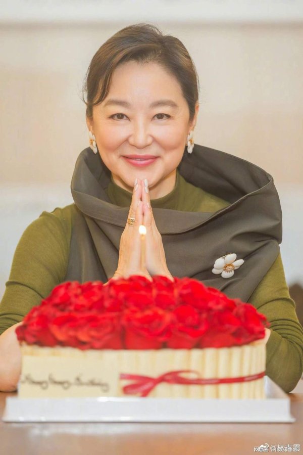 炒股配资股票开户 林青霞71岁生日，她晒出近照双手合十对面是一盆玫瑰，配文：感恩